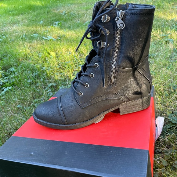 New in box guess boots 8.5 - Picture 2 of 8